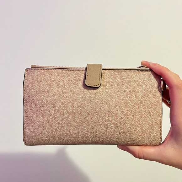 Michael Kors Wallet - Picture 2 of 9